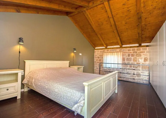 House Stone House Island Prvic בית נופש