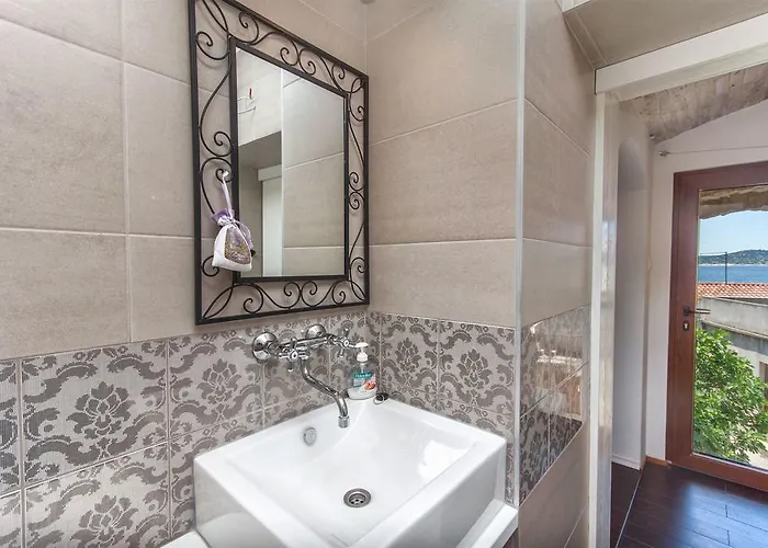 בית נופש House Stone House Island Prvic *