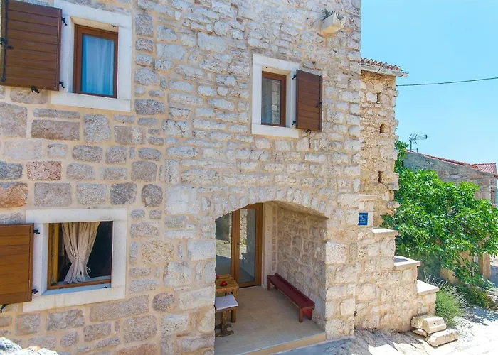 House Stone House Island Prvic בית נופש *