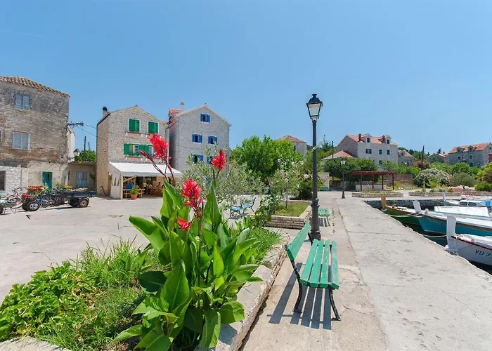 House Stone House Island Prvic בית נופש *